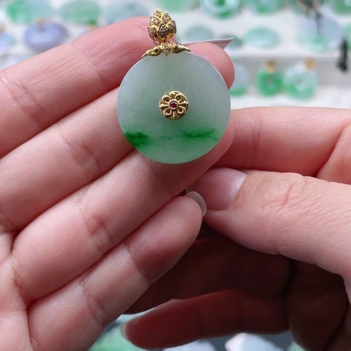 颈饰18K金镶嵌翡翠平安扣