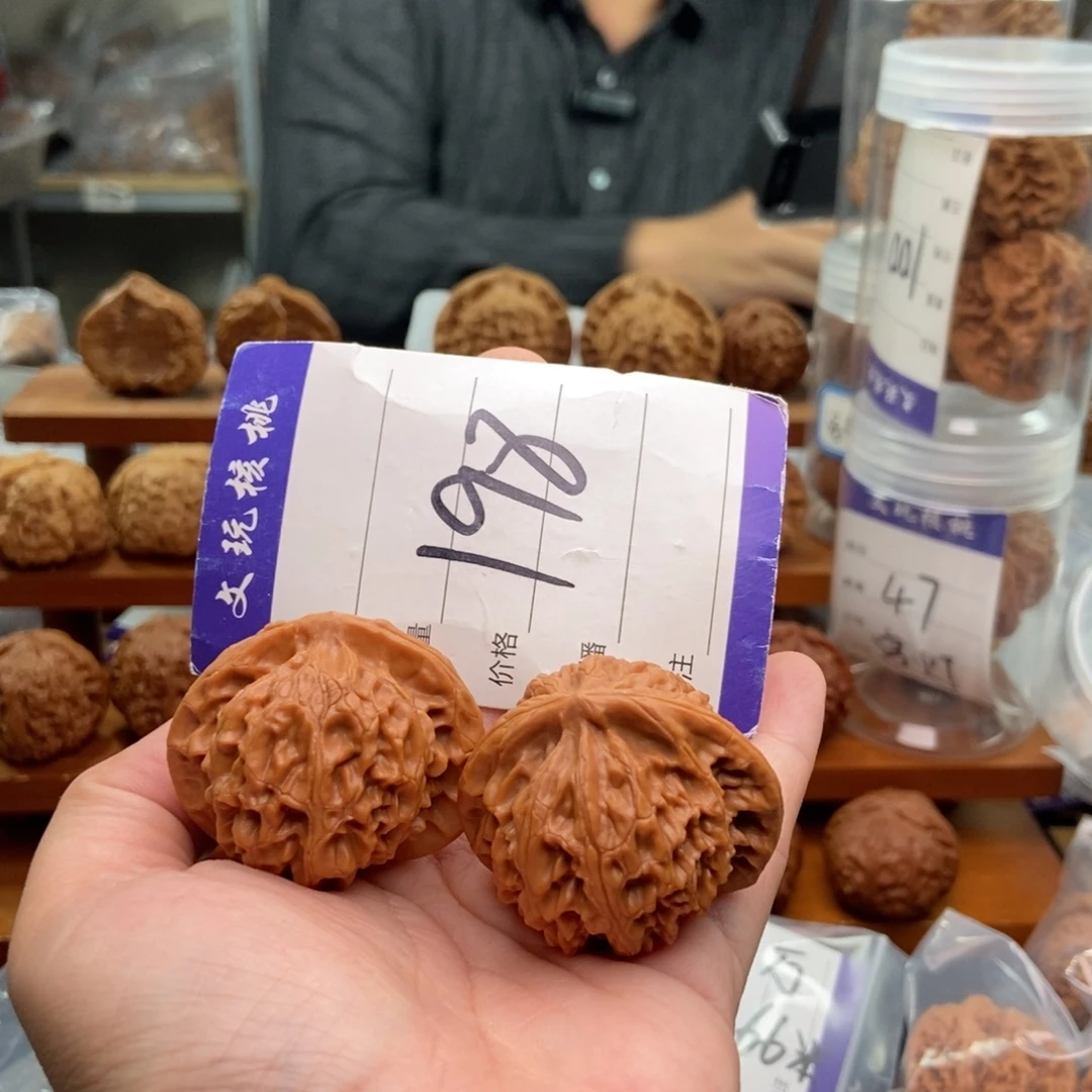 摩***着文玩核桃把件42宫灯