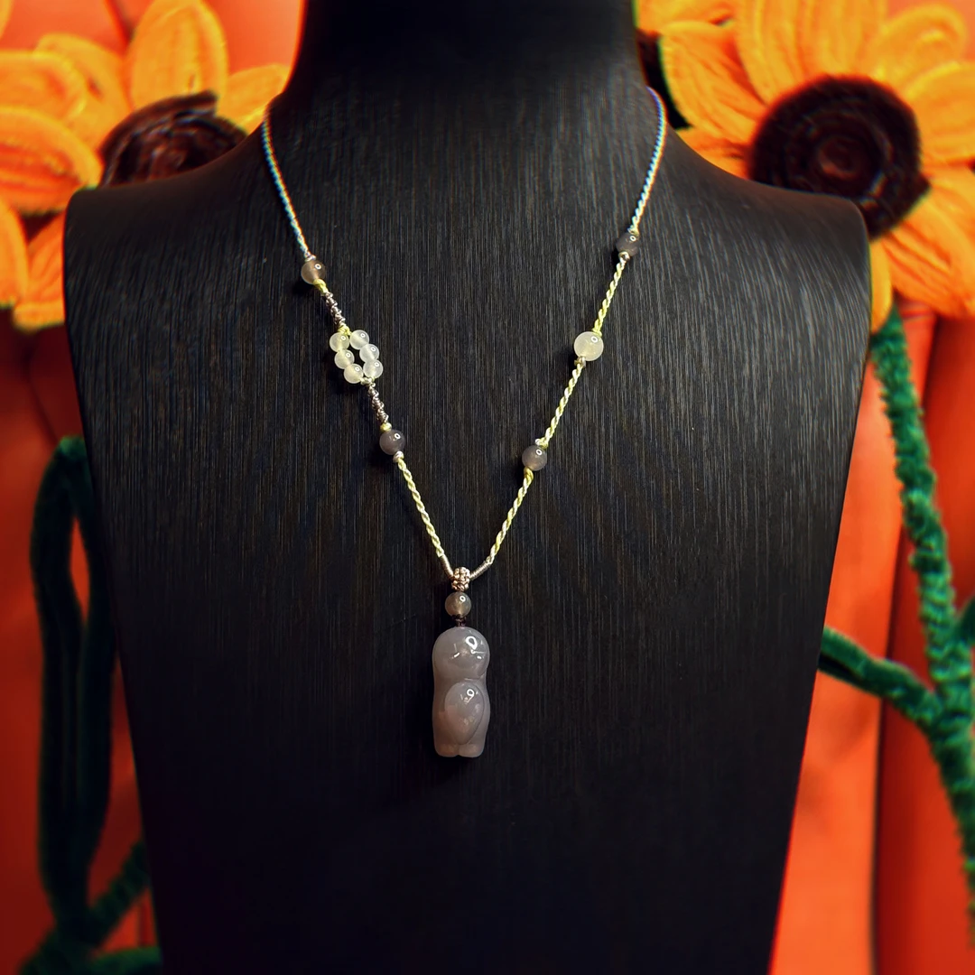 壹屿珠宝 202558  和田玉典藏烟紫小猫颈饰