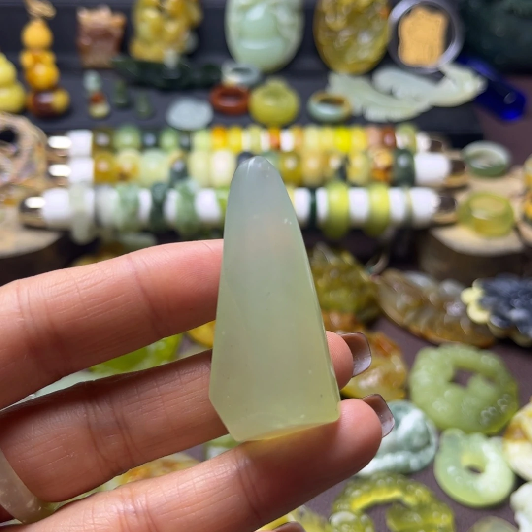 岫玉未镶嵌颈饰随形吊坠