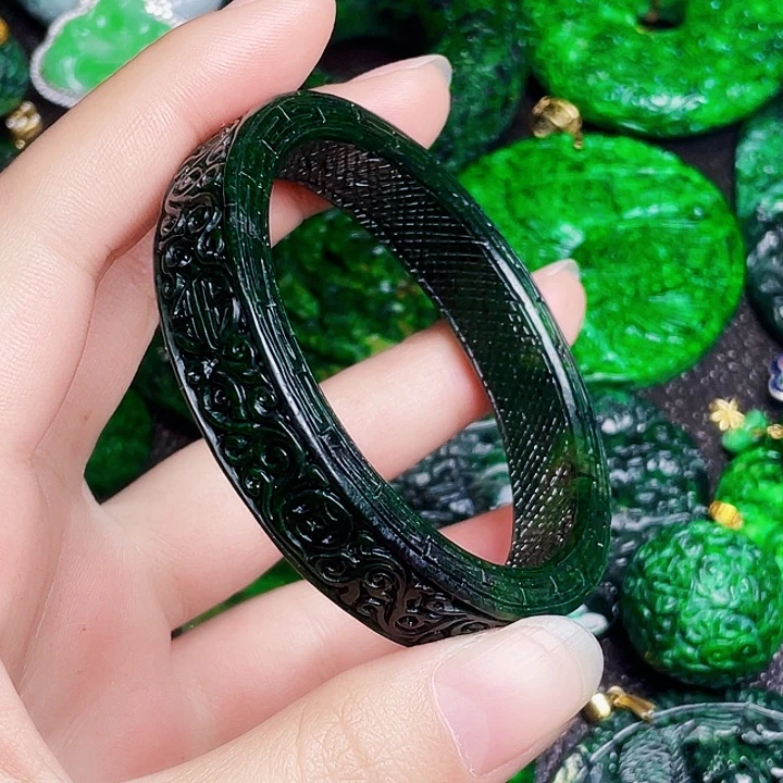 翡翠未镶嵌颈饰多样性55.7