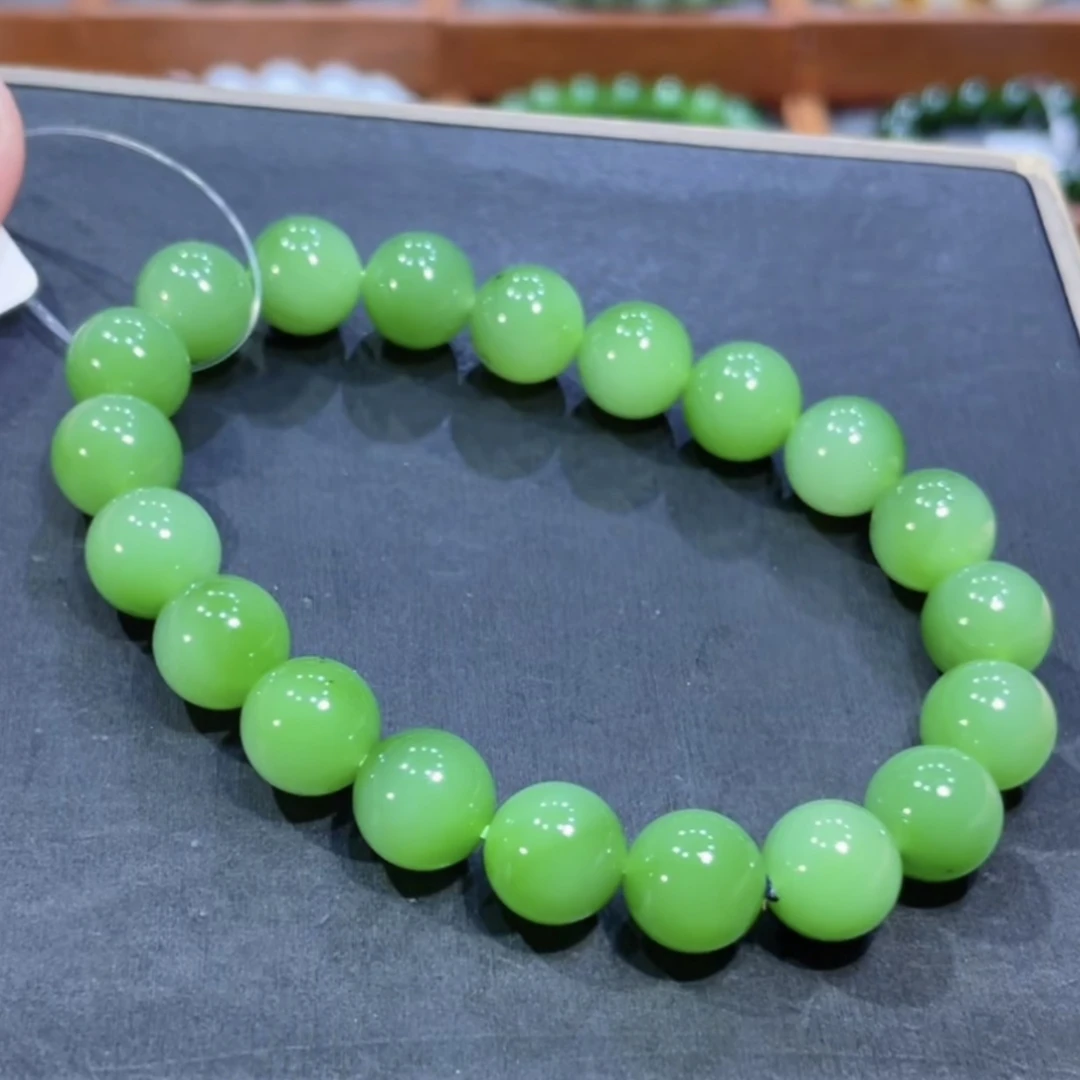 和田玉俄料碧玉起荧光苹果绿手串10mm（微黑点）