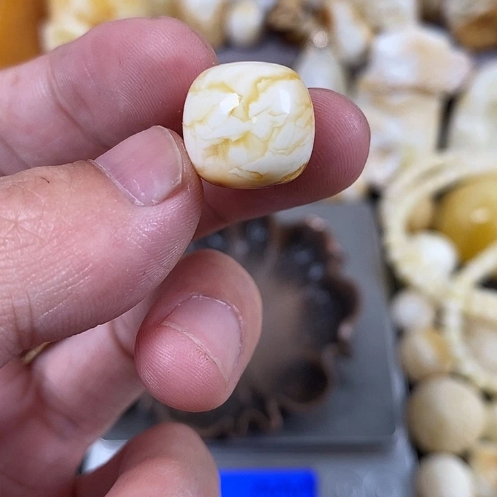 琥珀裸石未镶嵌我