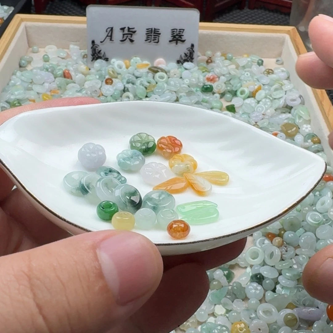 翡翠挂件未镶嵌翡翠