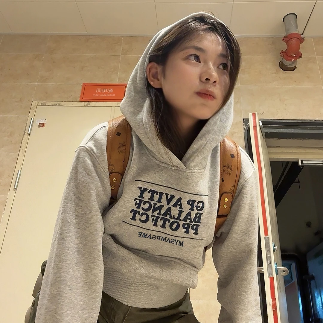 灰色短款连帽刺绣字母卫衣女2025新款春秋季薄款美式慵懒chic外套