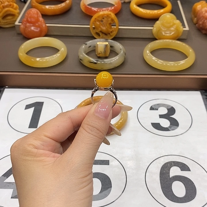 未镶嵌石英质玉戒指