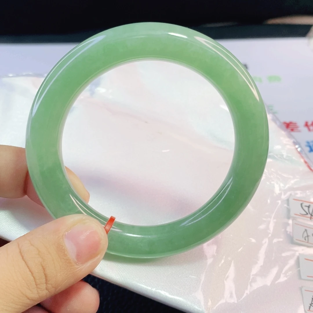 翡翠手镯未镶嵌54圈