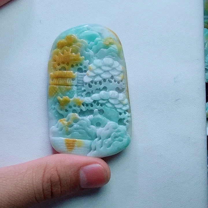 翡翠未镶嵌颈饰山水