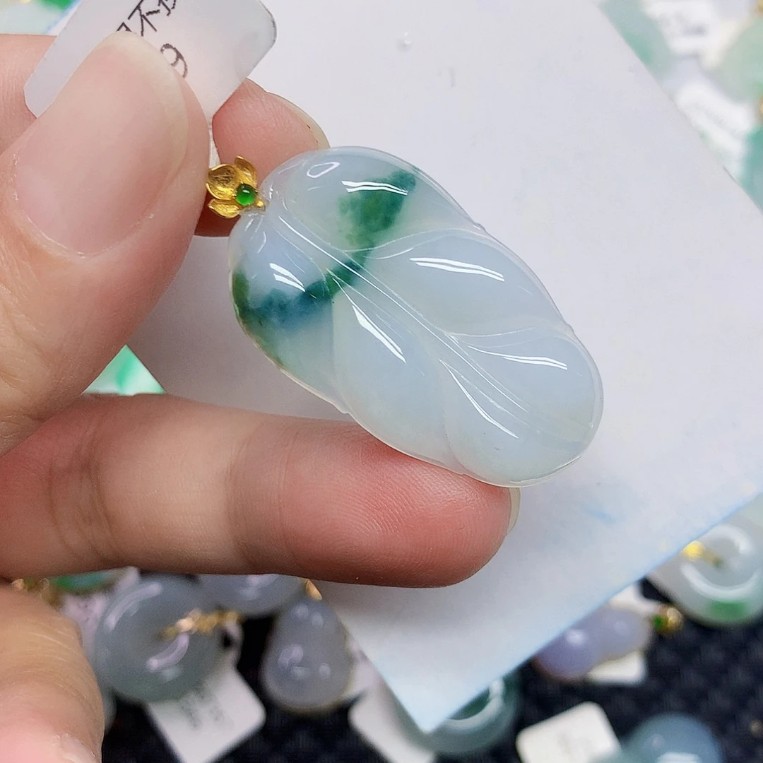 翡翠18K金镶嵌颈饰叶子