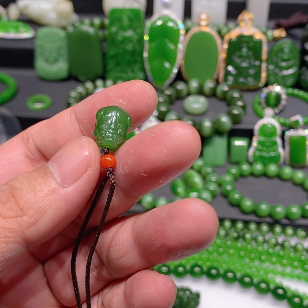 颈饰未镶嵌和田玉（碧玉）