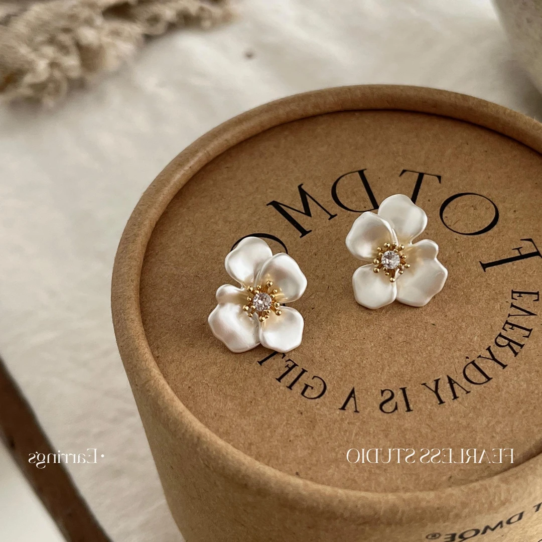 铜合金锆石耳饰 法式气质高级感花朵耳环女小众设计百搭法式耳饰