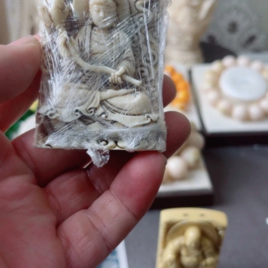 木头短毛22号白色吊坠