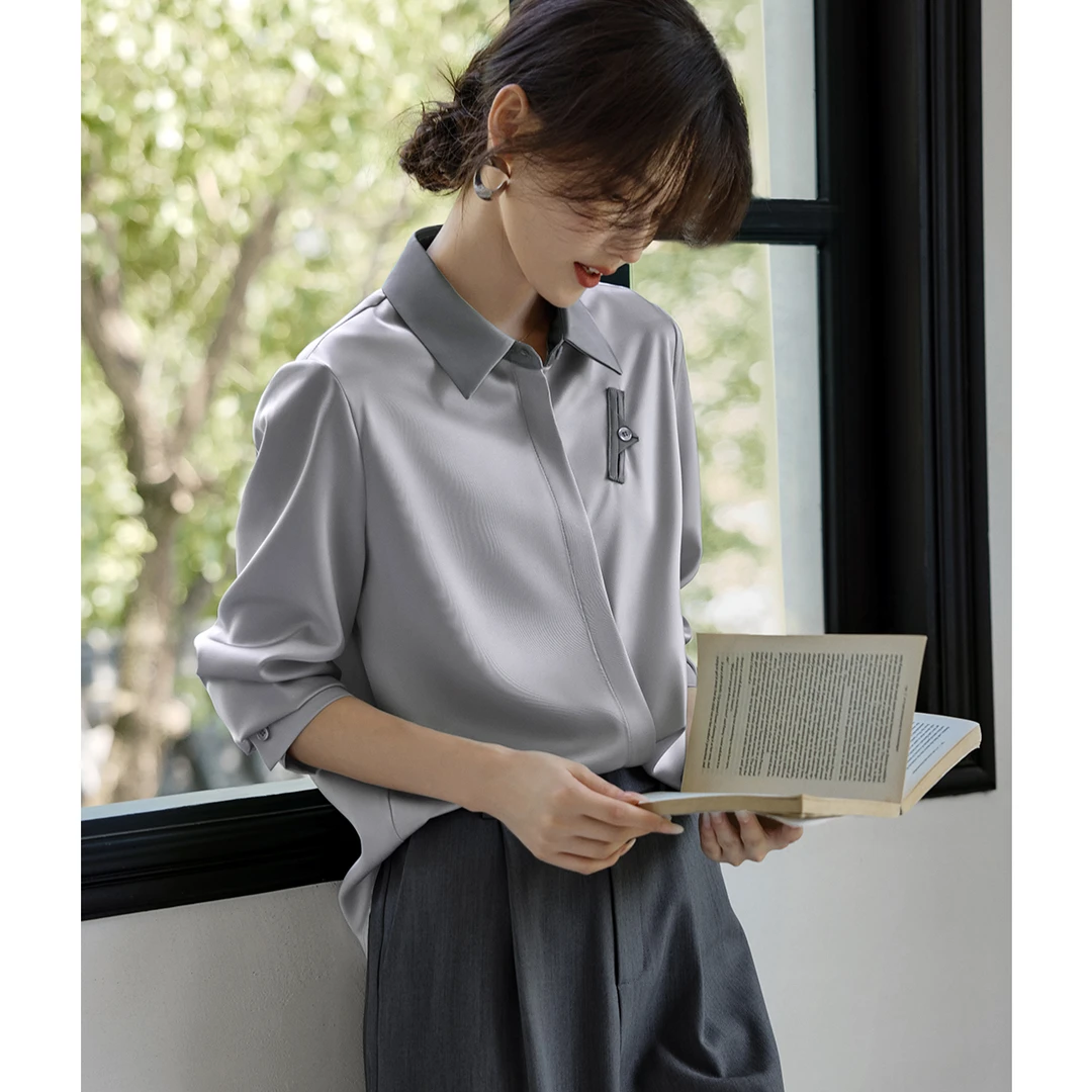 XWI/欣未【容烟】百搭知性纽扣斜口袋设计衬衫2025春缎面拼色女衬衫