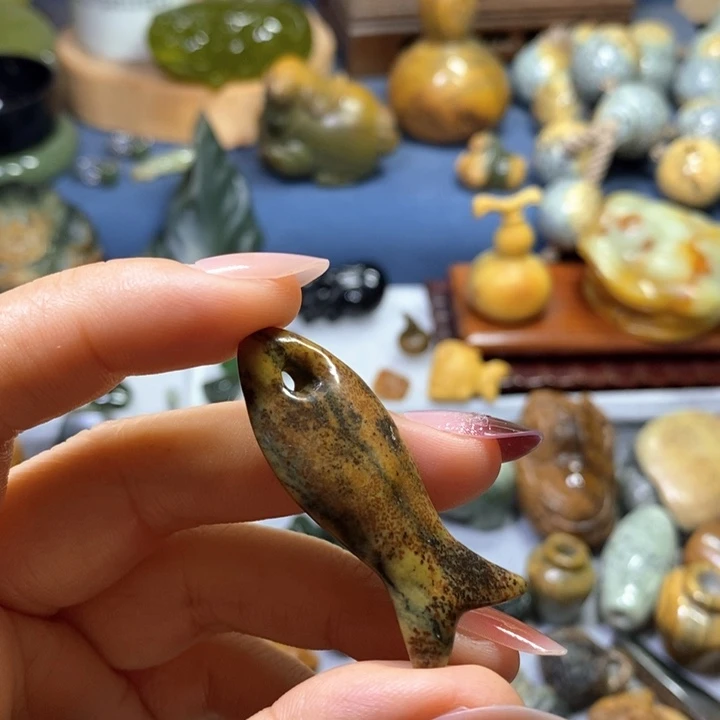未镶嵌岫岩河磨玉（透闪石质玉）挂件