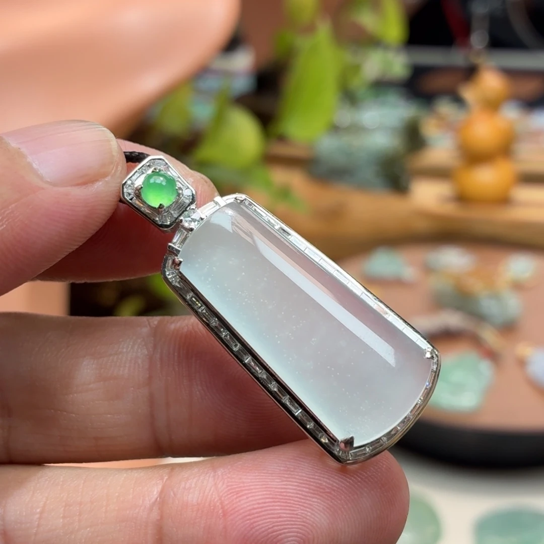 翡翠18K金镶嵌颈饰