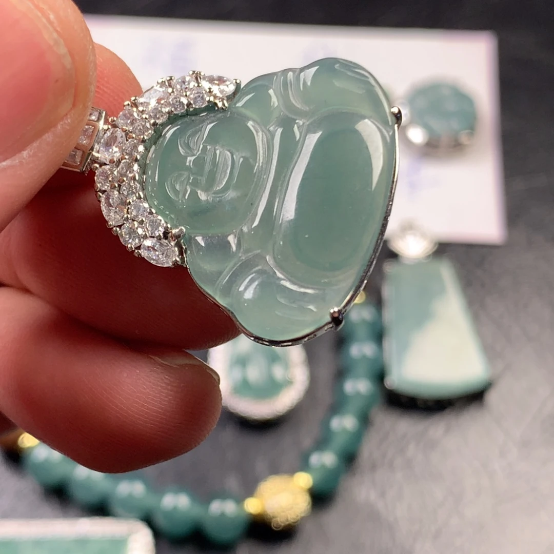 翡翠未镶嵌颈饰大佛公