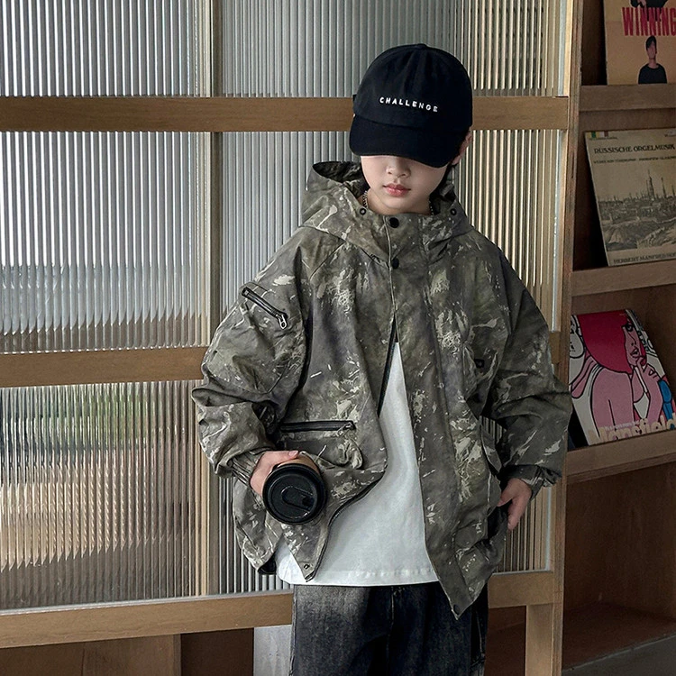 男童迷彩服外套春秋款2025新款儿童痞帅秋季工装冲锋衣中大童秋装
