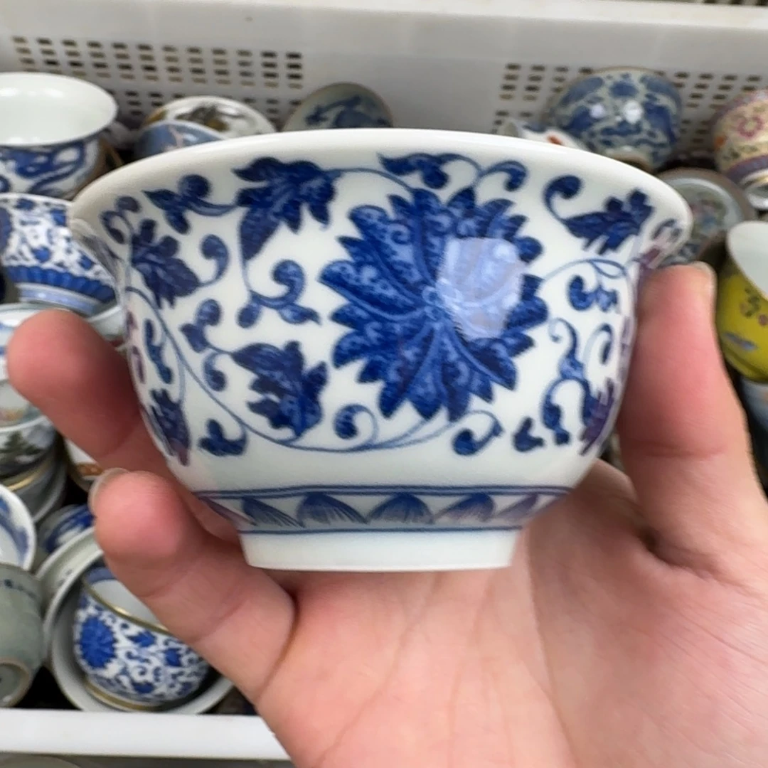缠枝莲压手杯白瓷