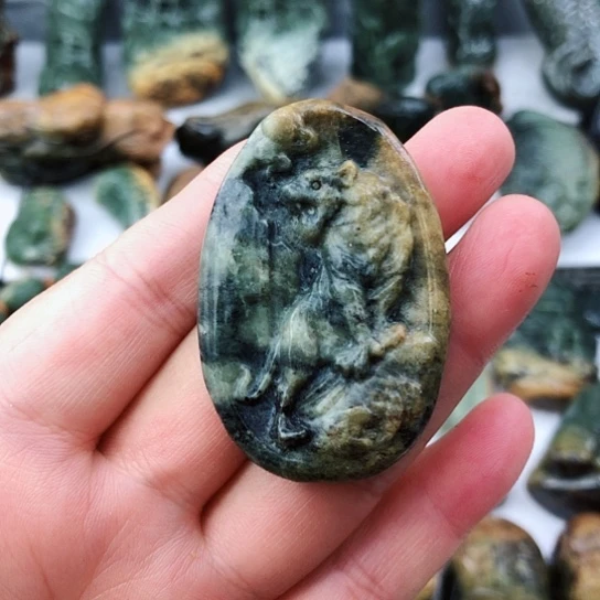 未镶嵌岫岩河磨玉（透闪石质玉）挂件