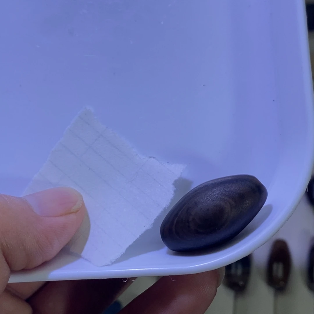 子***着未镶嵌天然缠丝玛瑙天珠玛瑙/玉髓