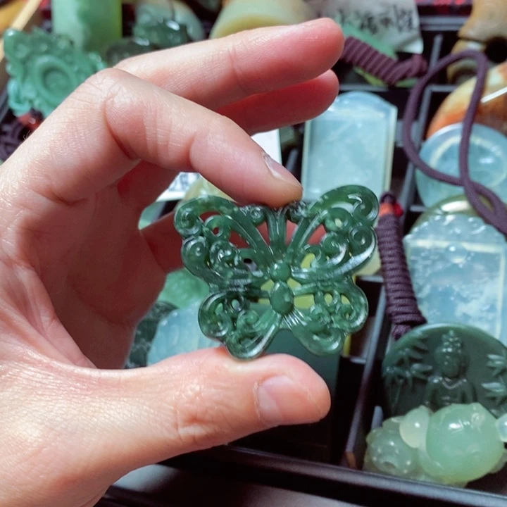 蛇纹石玉颈饰未镶嵌