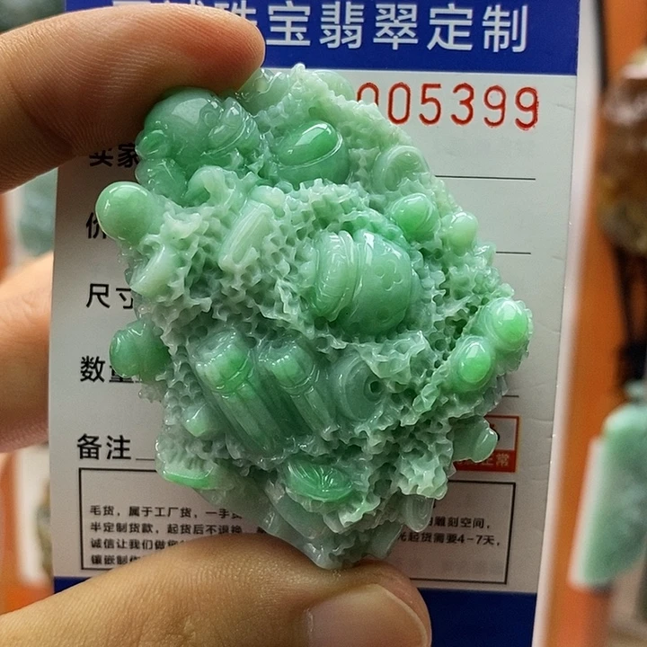 翡翠未镶嵌颈饰每天