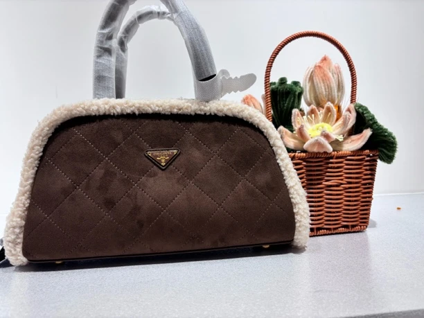 2025新款毛绒包包小方包百搭时尚可手提可斜挎30*8*15cm