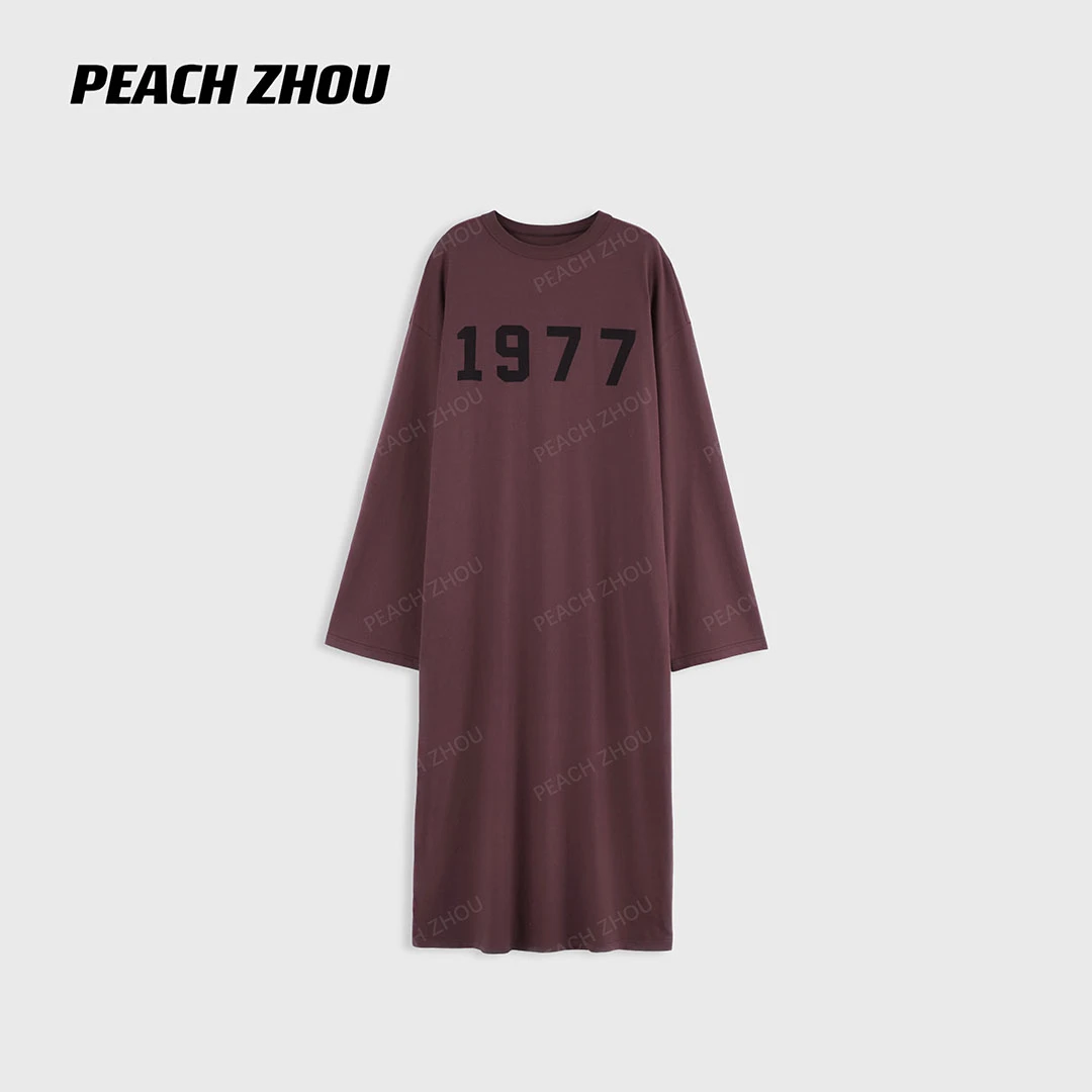 『PEACHZHOU』做旧酒红‘1977’印花宽松休闲圆领长袖长款T恤连衣裙