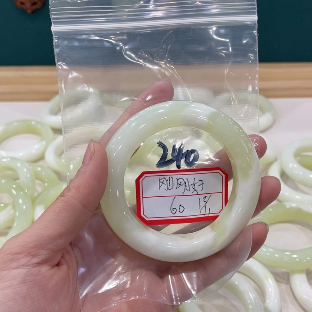 刚***！蛇纹石玉未镶嵌手镯