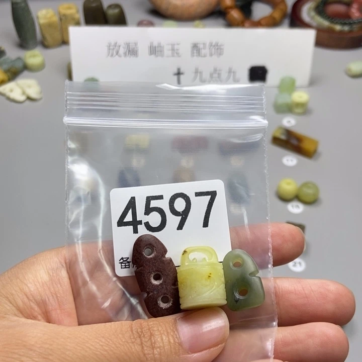 L***x未镶嵌蛇纹石玉颈饰