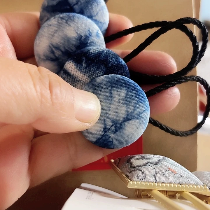 蓝染圆形发绳上4个