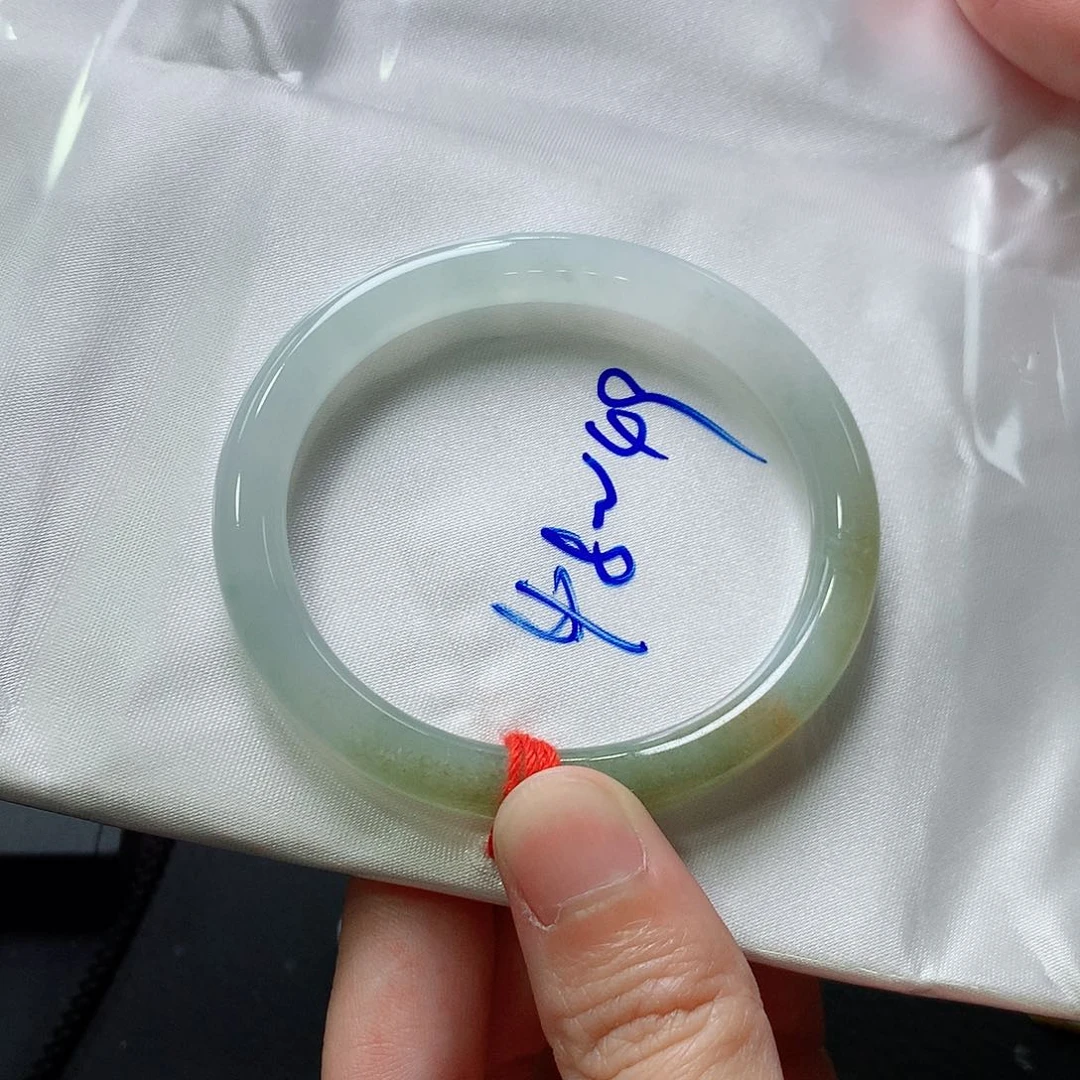 翡翠手镯未镶嵌翡翠