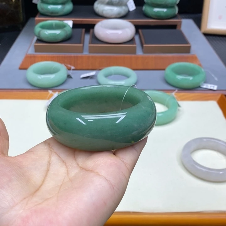 万***意石英质玉未镶嵌手镯