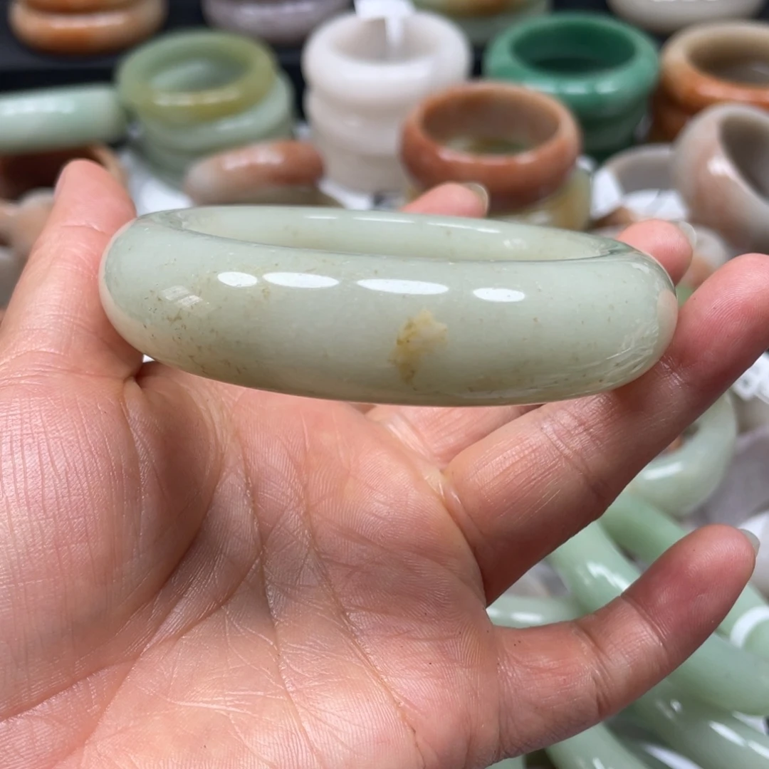 米***宝未镶嵌手镯石英质玉