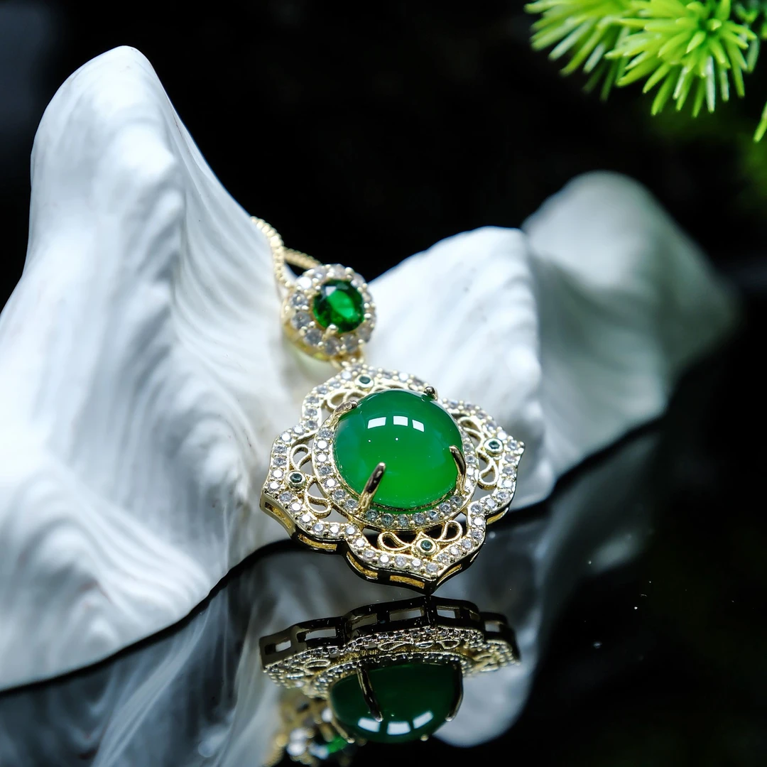 五福临门鸽子蛋绿玛瑙玉髓吊坠【2223】