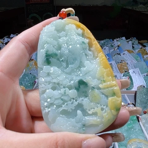 翡翠未镶嵌颈饰一个