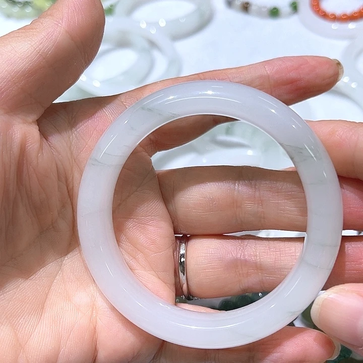 婵***欣石英质玉手镯未镶嵌