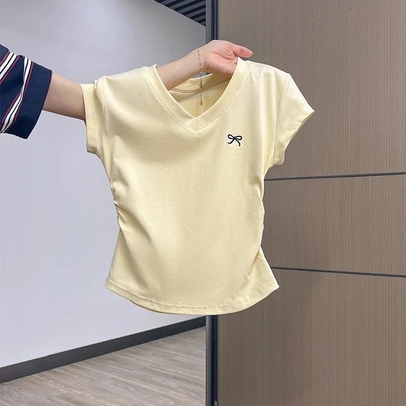 奶黄v领正肩短袖t恤女夏季褶皱收腰设计感刺绣蝴蝶结绝美纯欲上衣