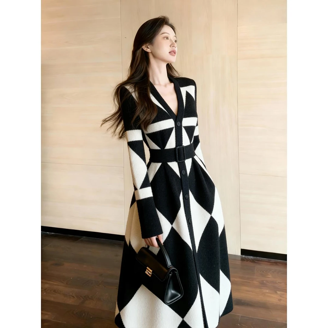 高级感V领菱形格连衣裙女长袖收腰显瘦黑白拼色复古几何风长裙A字