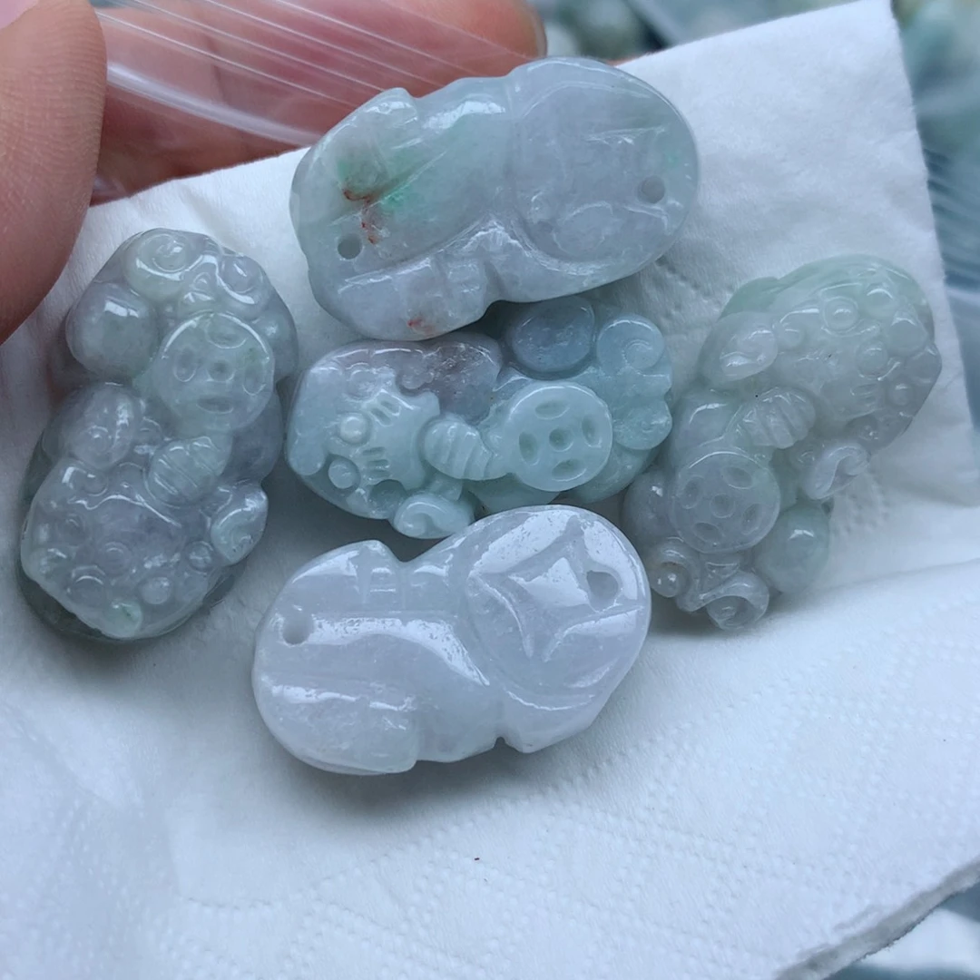 颈饰足铂镶嵌翡翠翡翠