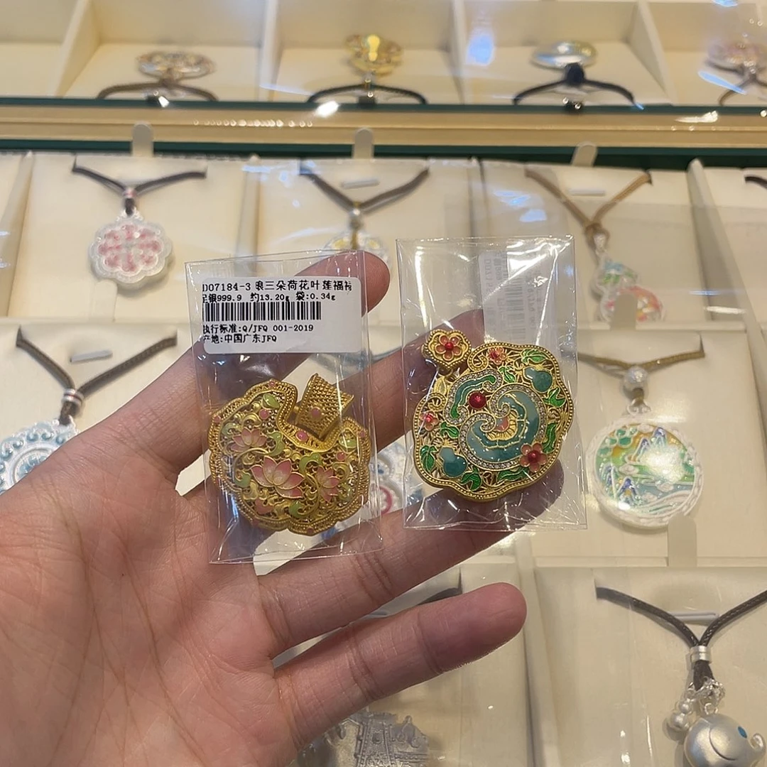 珐琅足银荷花银锁吊坠+梅花银锁吊坠