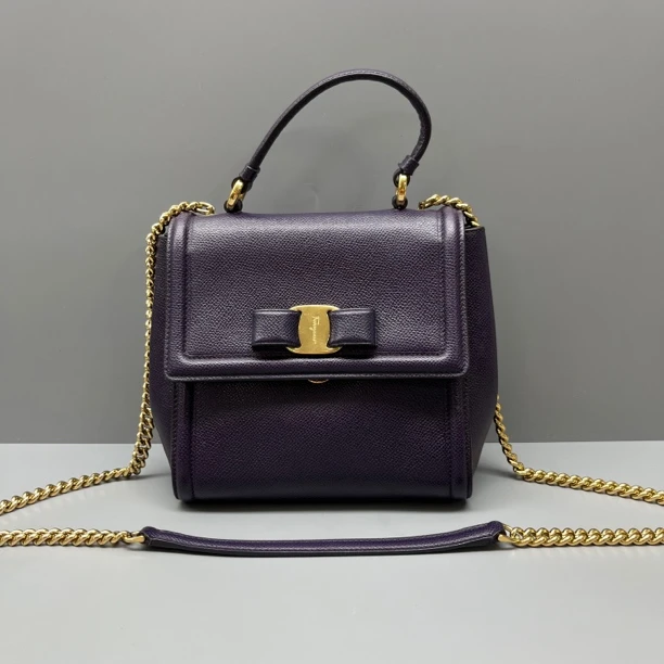 95新 FERRAGAMO/菲拉格慕 紫色十字纹链条包 尺寸18*17 TBJM