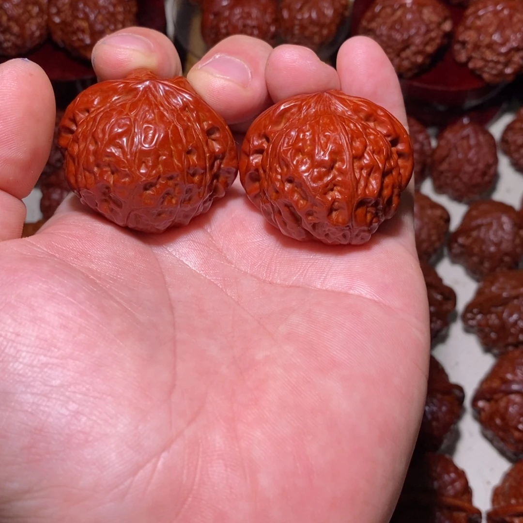 假***着文玩核桃吊坠南瓜顿南瓜顿