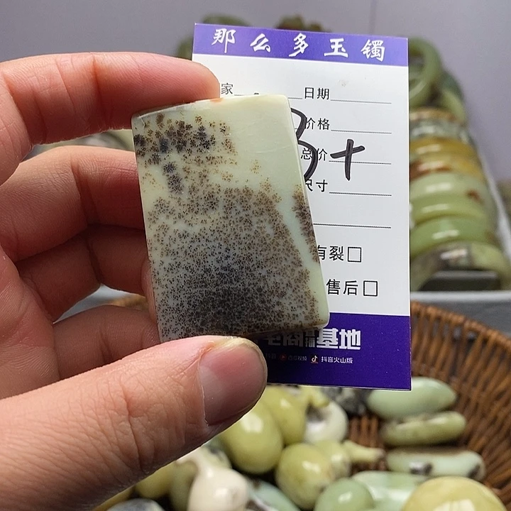 未镶嵌蛇纹石玉颈饰