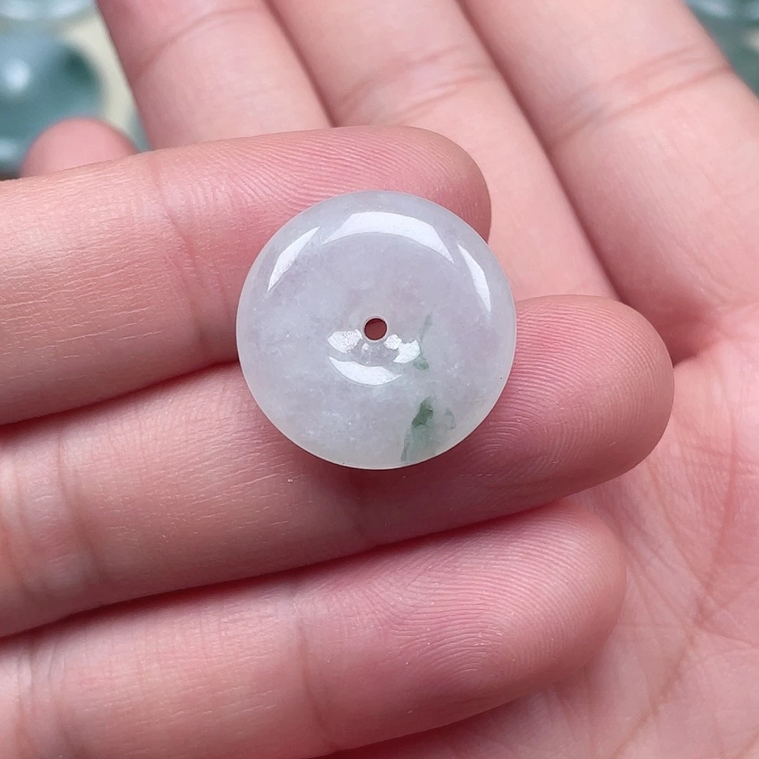 翡翠未镶嵌颈饰平安扣