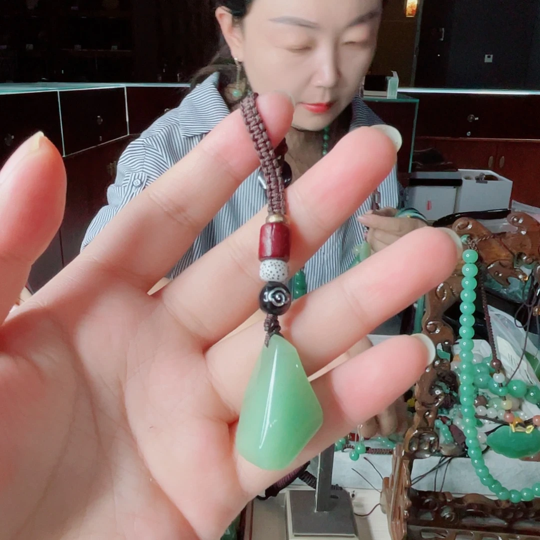 颈饰未镶嵌密玉（石英质玉）
