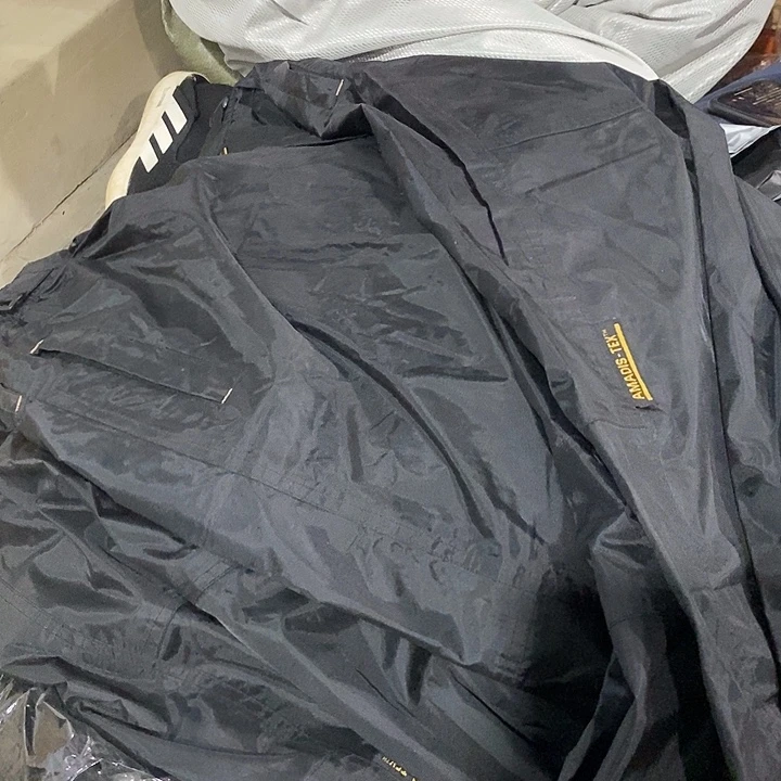 黑色裤子4×一条瑕疵