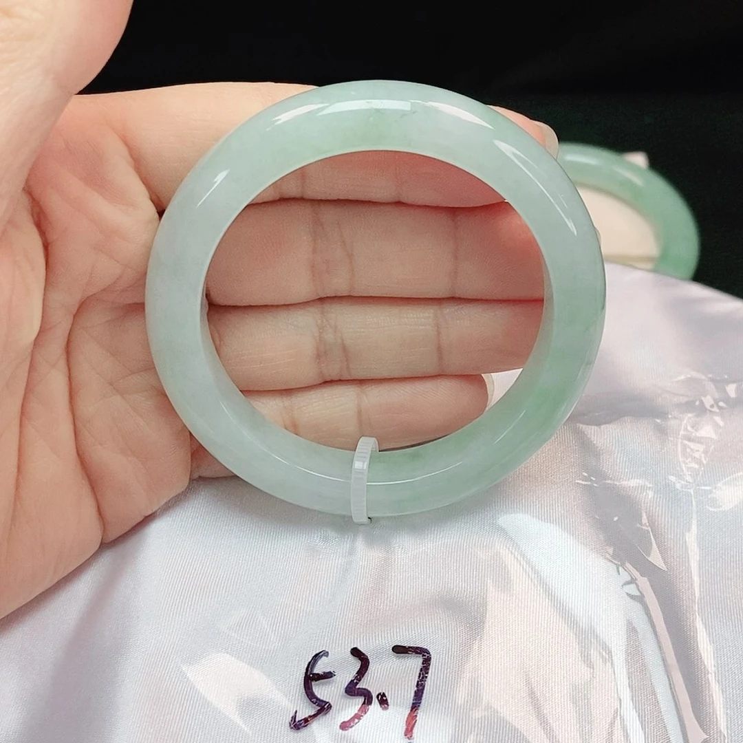 翡翠手镯未镶嵌正圈