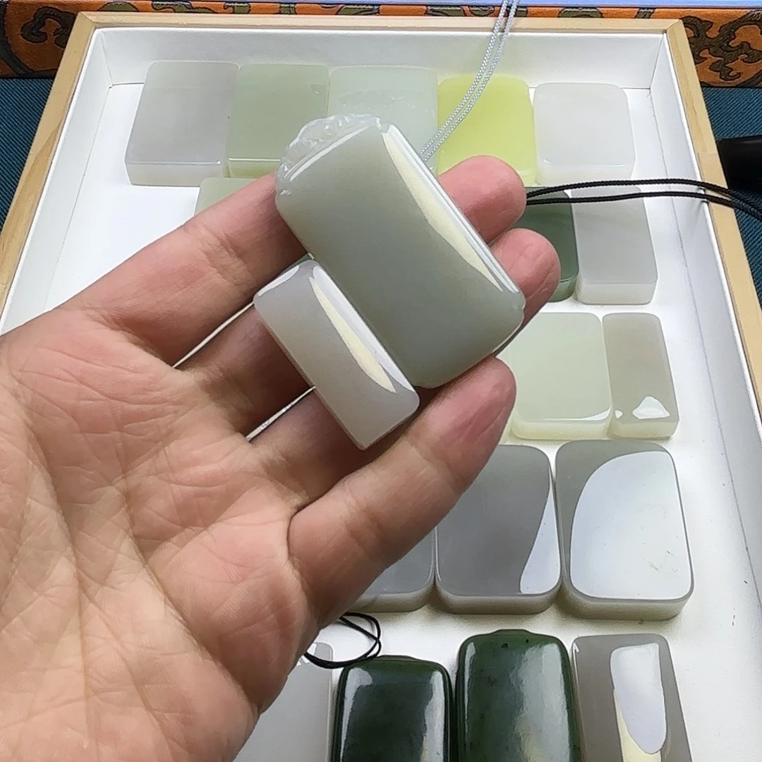 原***a和田玉未镶嵌颈饰