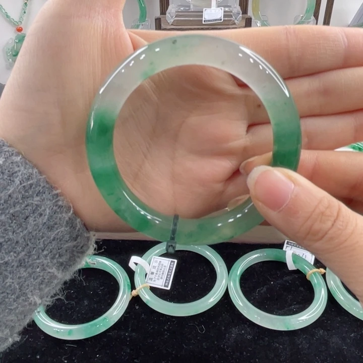 未镶嵌手镯石英质玉（非洲翠）?***